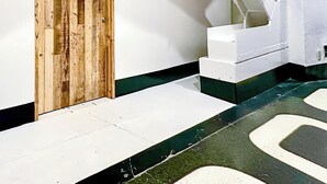 A staircase with a wooden door and white walls. - 7:00 IN/19:00 OUT】4min丨Newly renovated丨Four minutes from Shinjuku Station by train, eight minutes from 丨Maximum 6 people丨Dedicated bathroom and kitchen (中野区)