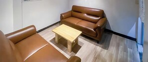 Living area - 7:00 IN/19:00 OUT 】丨Newly renovated丨Four minutes from Shinjuku Station by train, eight minutes from 丨Maximum 6 people丨Dedicated bathroom and kitchen (中野区)