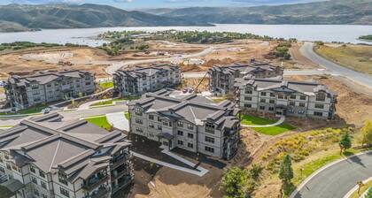 New Condo with Large Balcony, Close to Deer Valley Skiing!