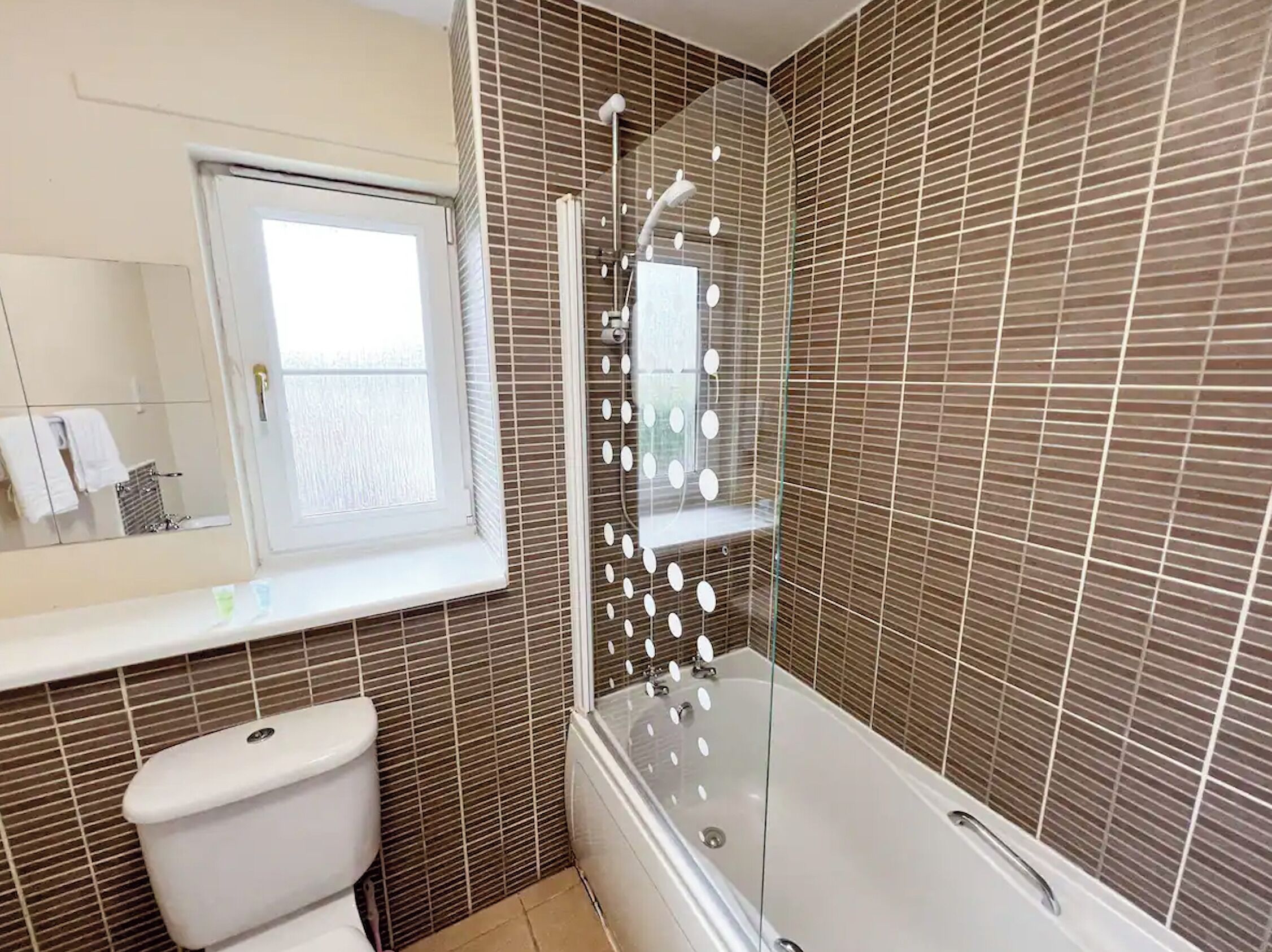 Douche, sèche-cheveux, serviettes fournies, savon