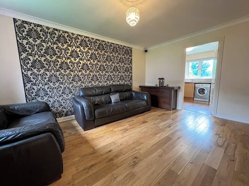 Glasgow Central - Free Parking &  , Free high speed internet , Private garden