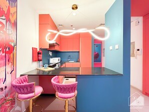 Microwave, oven, stovetop, electric kettle - Colorful Studio With Balcony & City Views (Dubai)