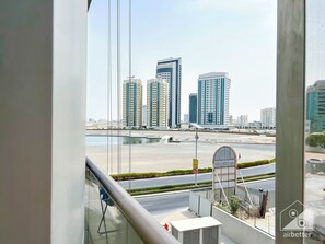 Balcony - Colorful Studio With Balcony & City Views (Dubai)