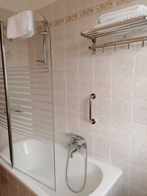 Shower, hair dryer, bidet, towels - Sibilla Guest House, home in the heart of Val d'Orcia (Torrenieri)