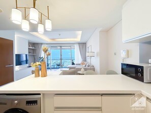 Oven, stovetop, dishwasher, electric kettle - Luxury 1bedroom Balcony & View at the Dubai Mall (Dubai)