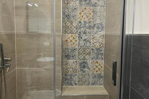 Baignoire à remous, séchoir à cheveux, bidet, serviettes fournies
