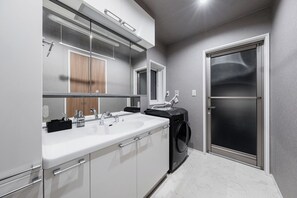 Combined shower/bathtub, free toiletries, hair dryer, slippers - THE OBSIDIAN  (Sapporo)