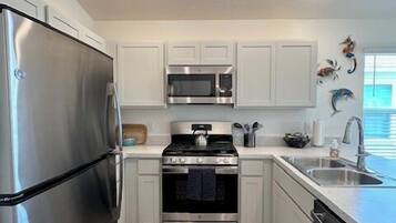 ثلاجة، ميكروويف، فرن، موقد طهي مسطح