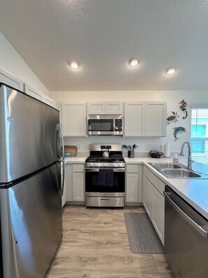 Refrigerador, microondas, horno, placa de cocina