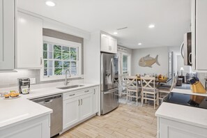 Kylskåp, mikrovågsugn, ugn och spishäll