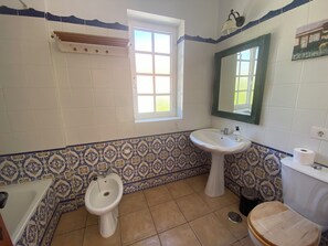 Haartrockner, Handtücher, Seife, Toilettenpapier