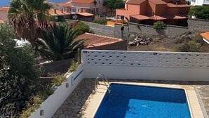 A swimming pool with a clear view of the sea and surrounding buildings. - Pura Vida, Casa con Preciosas Vistas una Piscina Maravillosa Ubicación Perfecta (Candelaria)