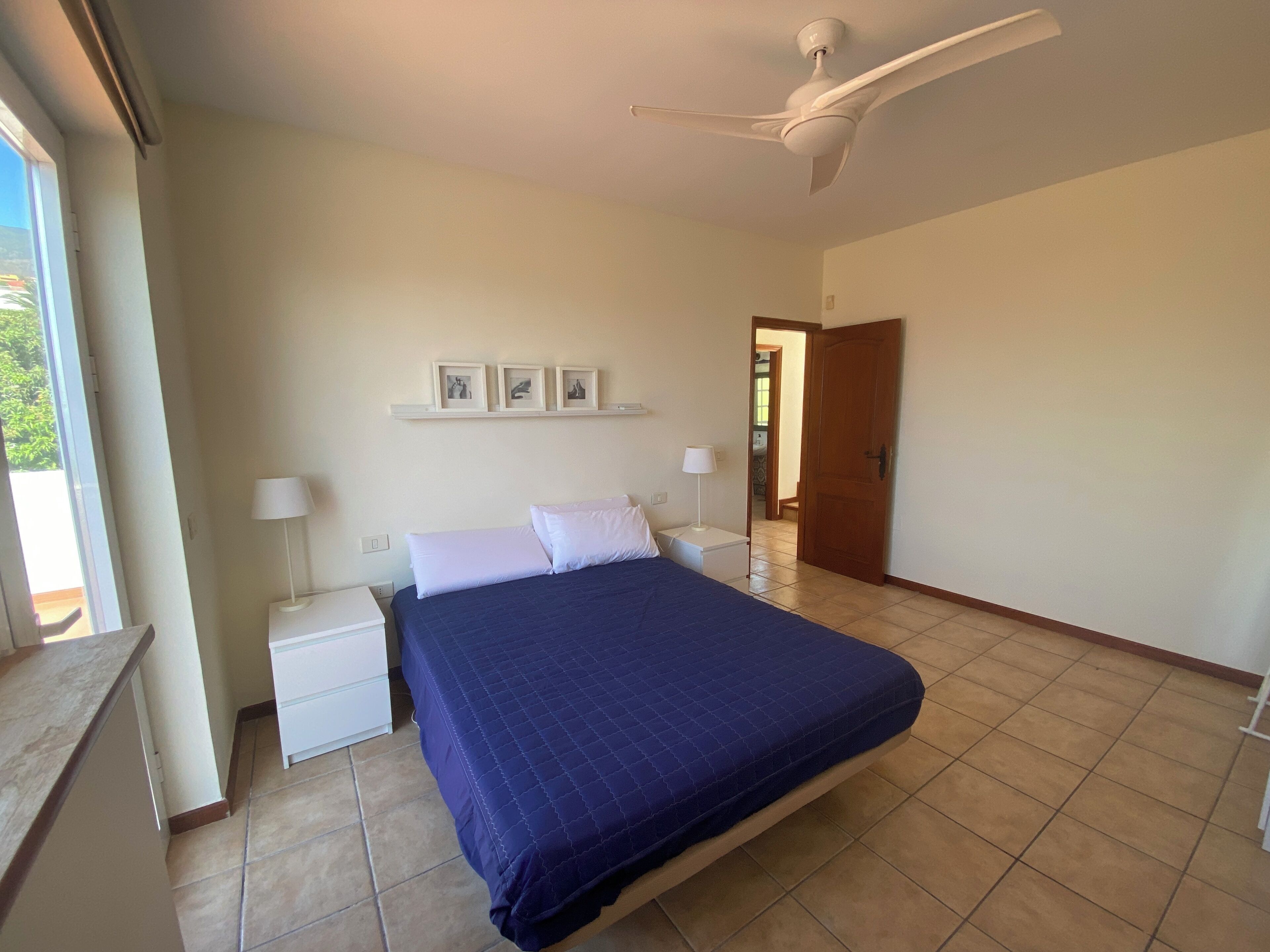 3 dormitorios, tabla de planchar con plancha, cuna de viaje