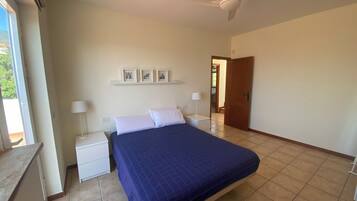 3 dormitorios, tabla de planchar con plancha, cuna de viaje