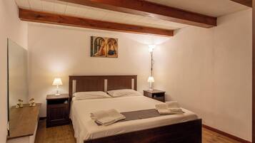 Caja de seguridad en la habitación y tabla de planchar con plancha