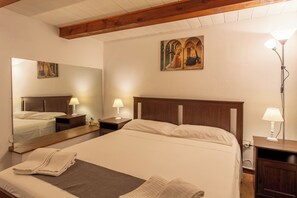 Cofres nos quartos, ferros/tábuas de passar roupa, Wi-Fi de cortesia