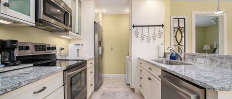 ثلاجة، ميكروويف، فرن، موقد طهي مسطح