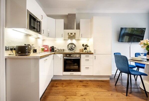 Fridge, microwave, oven, stovetop