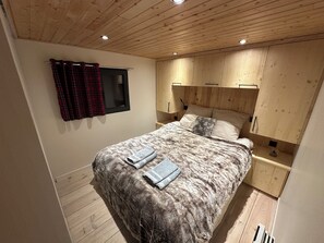 2 chambres, fer et planche à repasser, lit parapluie, Wi-Fi gratuit