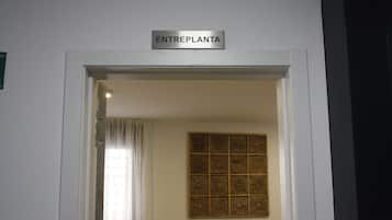 Entrada a una habitación de hotel con un letrero que dice "ENTREPLANTA".