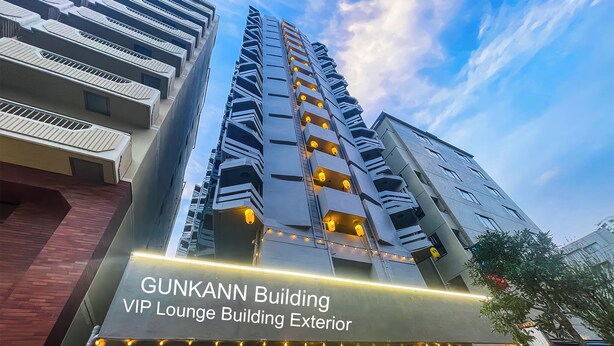 The exterior of the Gunkann Building, a high-rise structure with multiple balconies and a sign indicating it is a VIP Lounge Building. - 202】 【7:00 IN/19:00 OUT】4min丨Nearby Shinjuku and Kabukicho area by train丨Only bath and kitchen丨Maximum 3 persons (Nakano City)