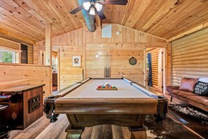 Games room - Luxurious & Family Friendly  - Hot Tub - Game Room (Pigeon Forge)
