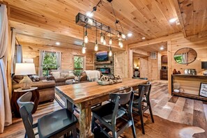 Dining - Luxurious & Family Friendly  - Hot Tub - Game Room (Pigeon Forge)