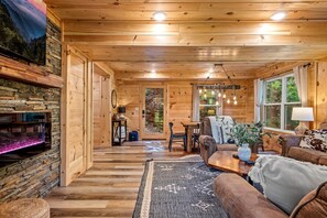 TV, fireplace, video games, books - Luxurious & Family Friendly  - Hot Tub - Game Room (Pigeon Forge)