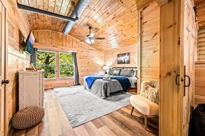 3 bedrooms, desk, iron/ironing board, travel cot - Luxurious & Family Friendly  - Hot Tub - Game Room (Pigeon Forge)