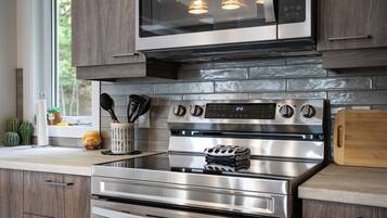 Een koelkast, een microgolfoven, een oven, een kookplaat