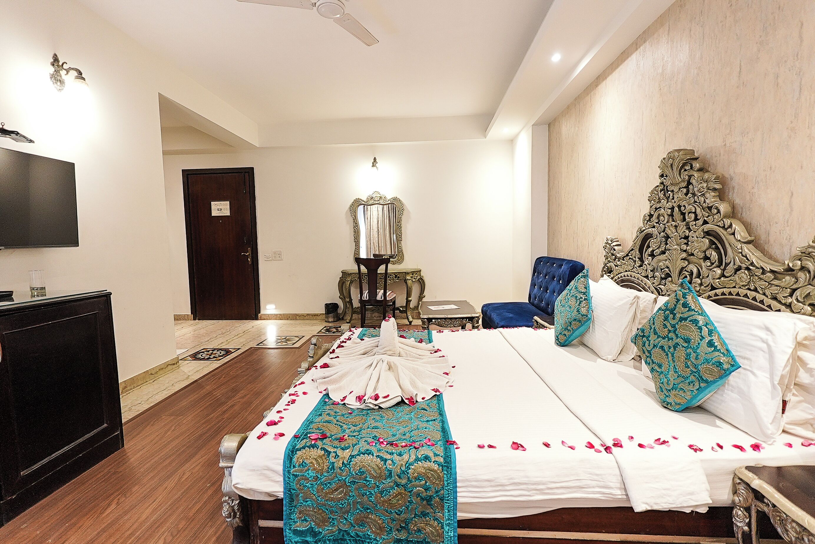 Superior Double Room | Laptop workspace, soundproofing, iron/ironing board, free WiFi