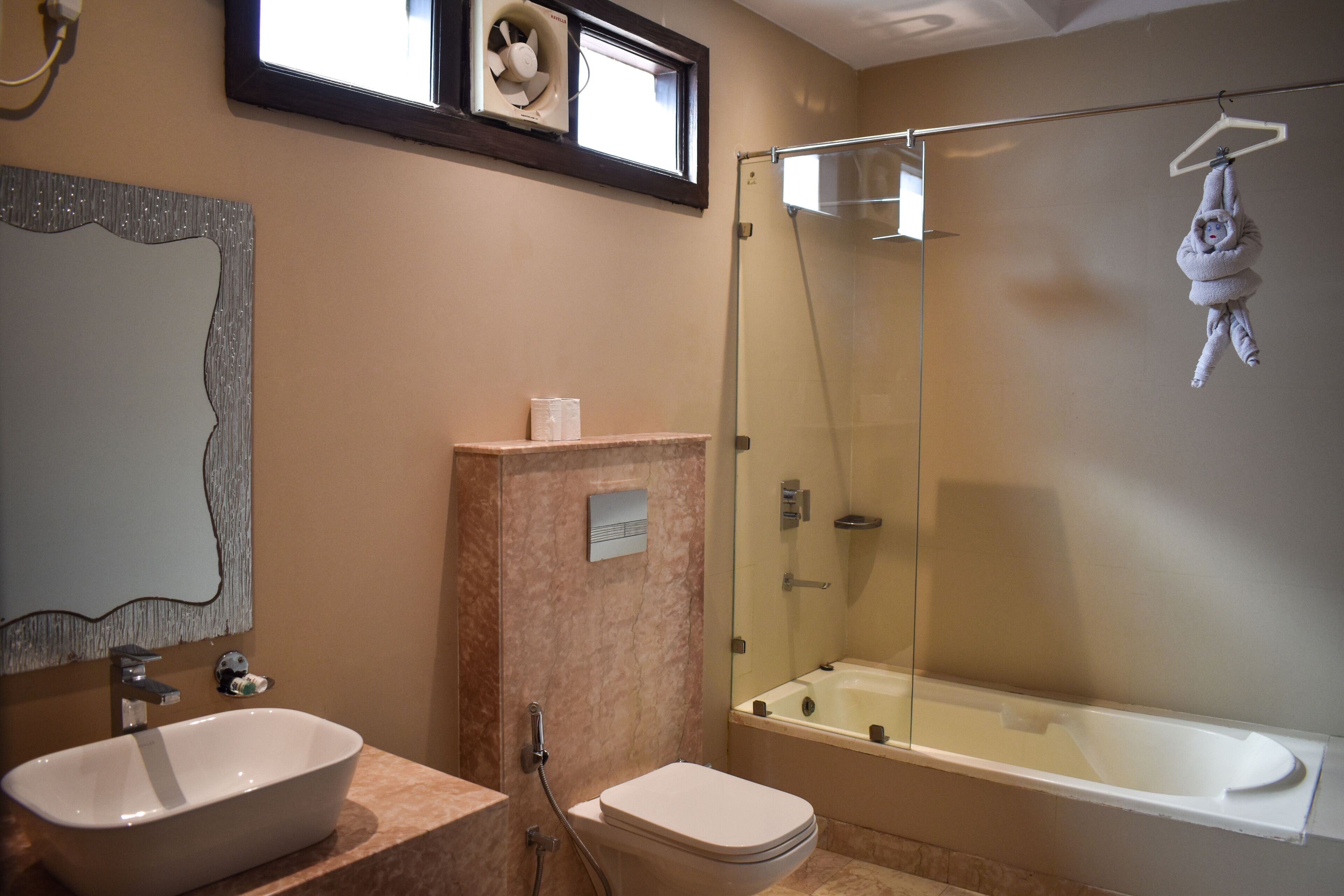 Une salle de bain avec une baignoire sur pieds, un lavabo et des toilettes.