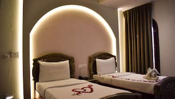 Deluxe Double Room | Laptop workspace, soundproofing, iron/ironing board, free WiFi