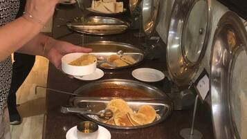 Se ofrece un desayuno bufé (300 INR por persona)