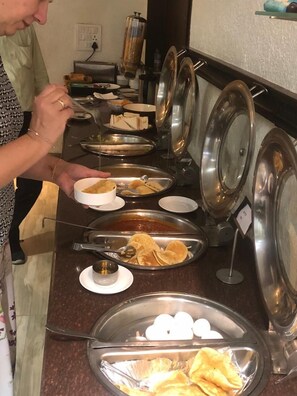 Sarapan bufet setiap hari dengan fi 