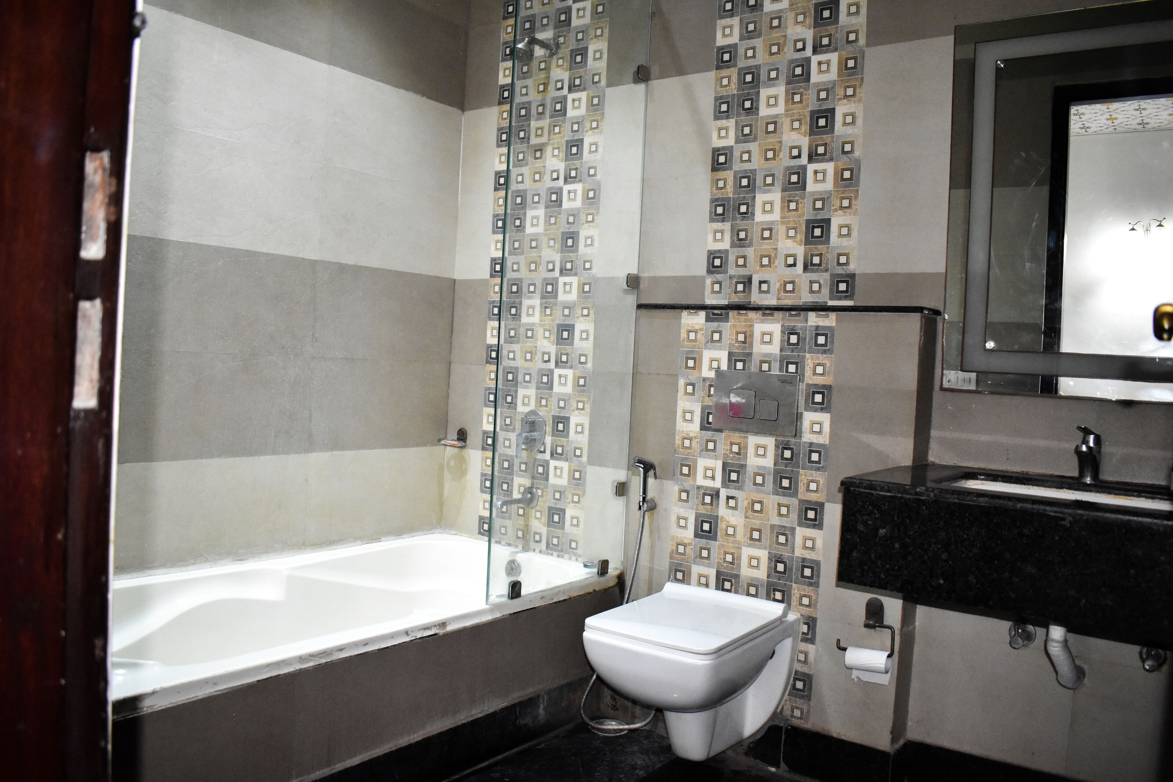 Une salle de bain avec une baignoire, des toilettes et un lavabo.