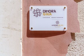 A sign for 'DIMORA GAIA Charme Guesthouse' with a logo and name. - Le dimore del mito - Gaia (Syracuse)