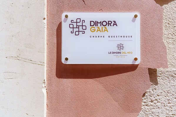 A sign for 'DIMORA GAIA Charme Guesthouse' with a logo and name. - Le dimore del mito - Gaia (Syracuse)