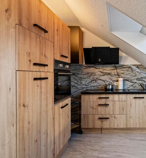 Fridge, oven, stovetop, dishwasher