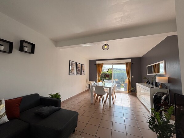 TV - All-inclusive lodge with garden and ping-pong, near A20 (Tendu)