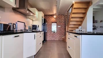 Réfrigérateur, micro-ondes, lave-vaisselle, cafetiÚre/bouilloire