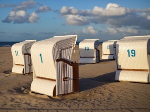 Beach nearby - Lovely 1BR with private garden in Merville-Franceville, close to beach and shops (Merville-Franceville-Plage)