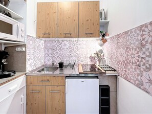 Fridge, microwave, coffee/tea maker, toaster