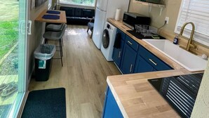コーヒー / ティーメーカー、冷蔵庫、電子レンジ、オーブン