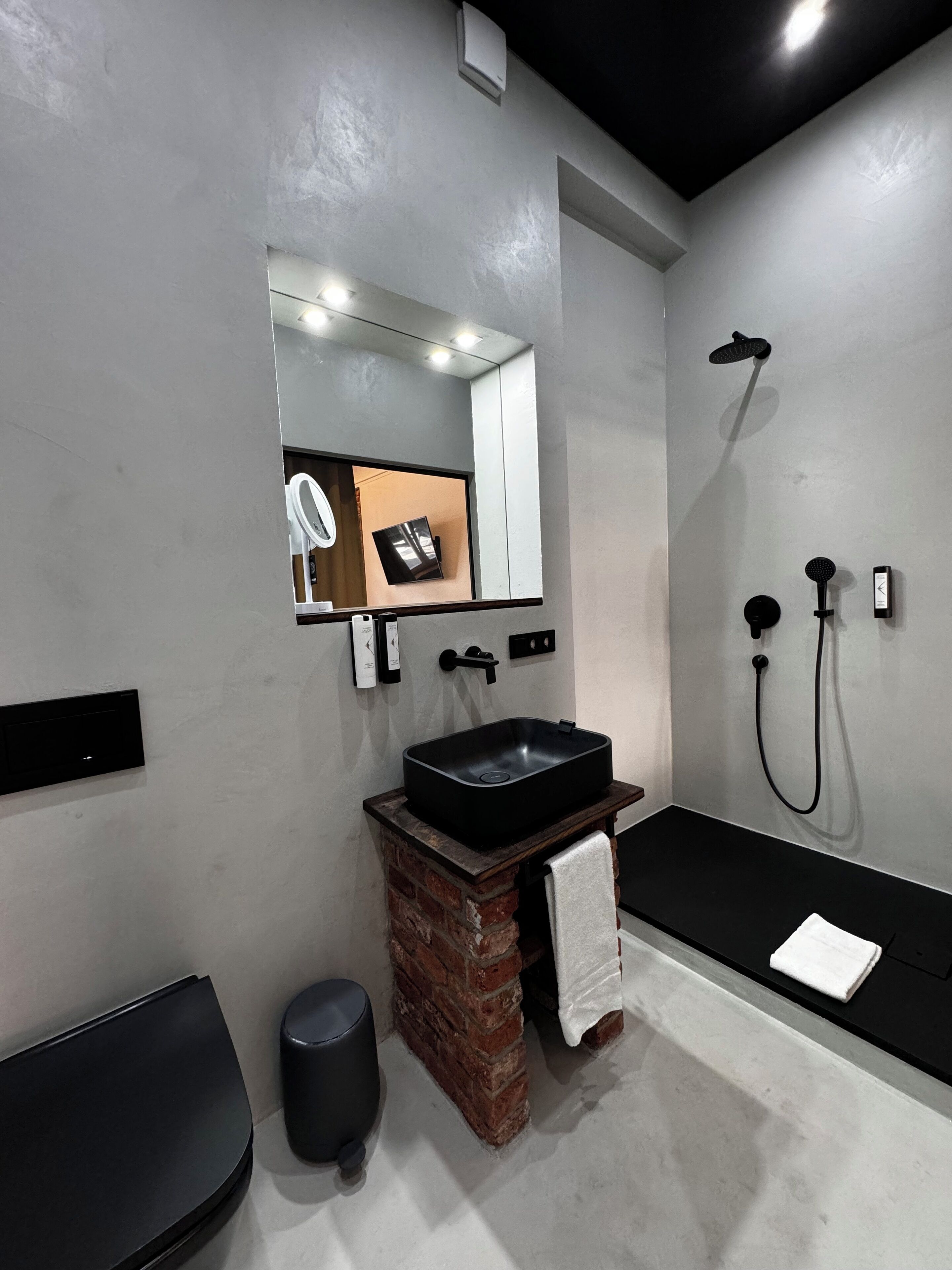 Ducha, secador de pelo, toallas, jabón
