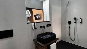 Ducha, secador de pelo, toallas, jabón