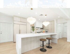 Mikrobølgeovn, ovn, kokeplater og oppvaskmaskin