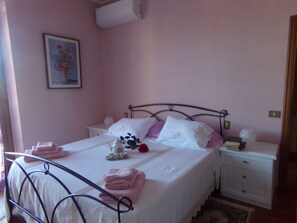 3 chambres, coffres-forts dans les chambres, fer et planche à repasser