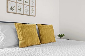 5 bedrooms, iron/ironing board, WiFi, bed sheets