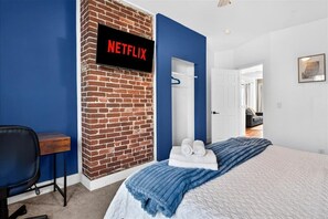 5 bedrooms, iron/ironing board, WiFi, bed sheets